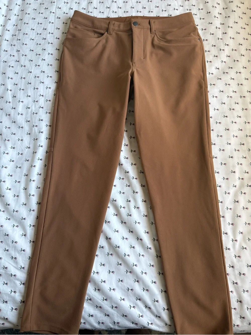 lululemon athletica Men's Chinos in Warm Brown